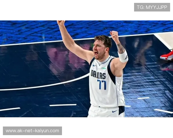 东契奇命中关键球后摊手 东契奇命中关键球后摊手